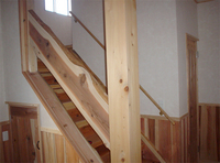 ■階段
天然木の階段です。階段下には収納も作りました。