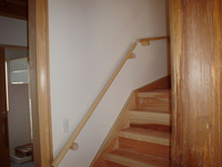 ■階段
２階へ上がる階段部分です。珪藻土の壁と自然素材の階段、手すり、柱が見えます。