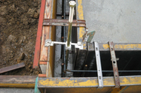 ホールダウン金物の設置
地震対策にホールダウン金物（地震や台風の際など、柱が土台や梁から抜けるのを防ぐもの）を取り付けているところです。